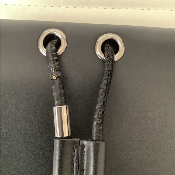 Authentic Valentino Garavani Unisex Calf Leather Phone Neck Strap Nior - Picture 10 of 13